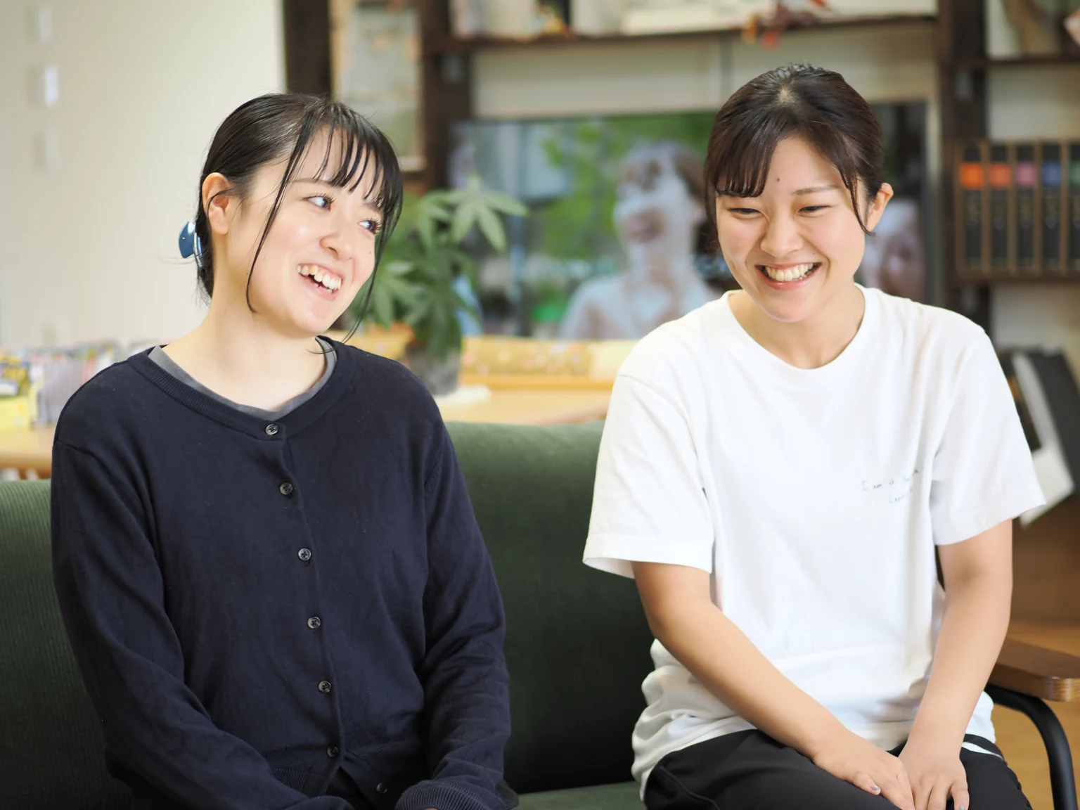 職員インタビュー02。並んで会話する職員たち