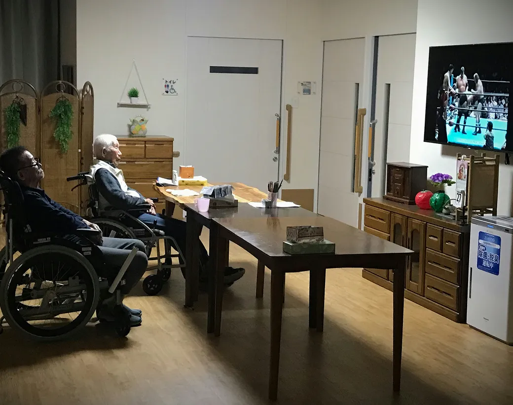 テレビでプロレスを楽しむ入居者さま